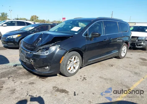 2017 Chrysler Pacifica Touring-L Plus z USA, uszkodzony, nr VIN 2C4RC1EG2HR506411